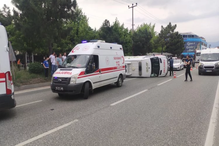 Ambulans otomobille çarpıştı: 4 yaralı