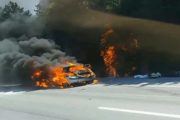 Otomobili alevler sardı yangın ormana da sıçradı