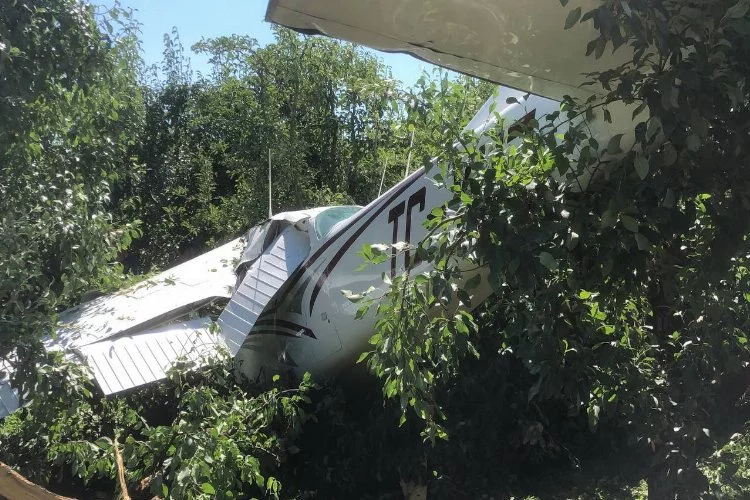 Eğitim uçağı meyve bahçesine indi 2 yaralı
