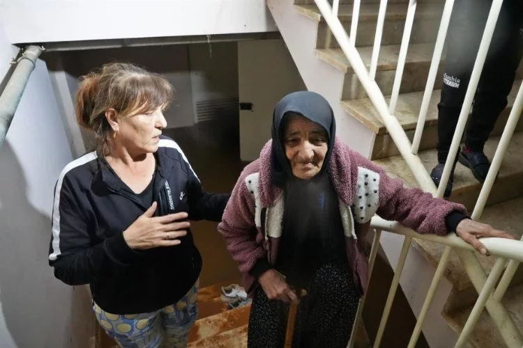 Afet, yaşlı kadının yakasını bırakmadı! Depremden sağ kurtuldu, Antalya’da sele yakalandı