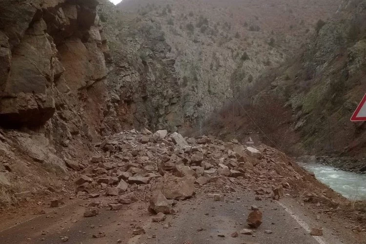 Artvin'de heyelan! Dağdan kopan dev kayalar yolu ulaşıma kapattı...