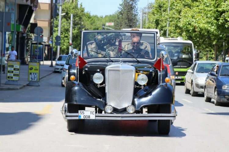 Atatürk’ün tören arabasını görenler şaştı kaldı! Vatandaşlar fotoğraf çekmek için sıraya girdi