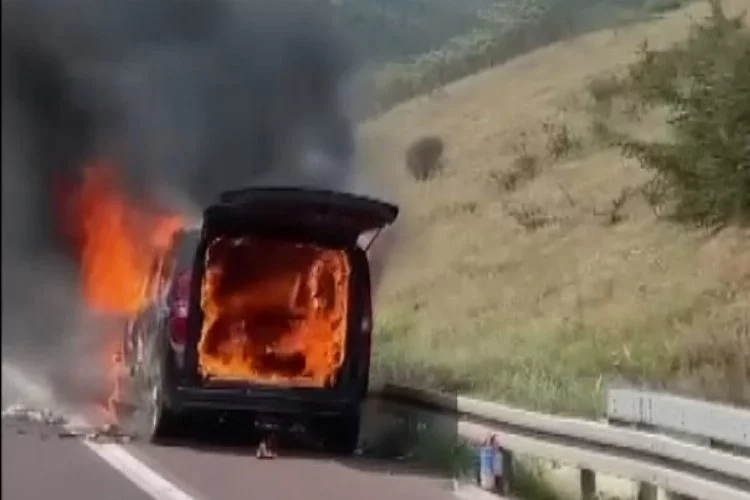 Ticari araç otobanda bir anda duman aldı... Alev alev yandı!