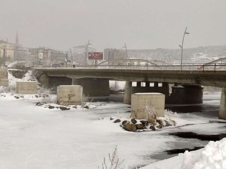 Batıda bahar havası doğuda kara kış! Nehir buz tuttu...