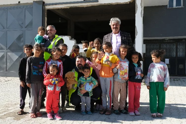 Bursa Büyükşehir, depremzede çocukları mutlu etmek için sahada!