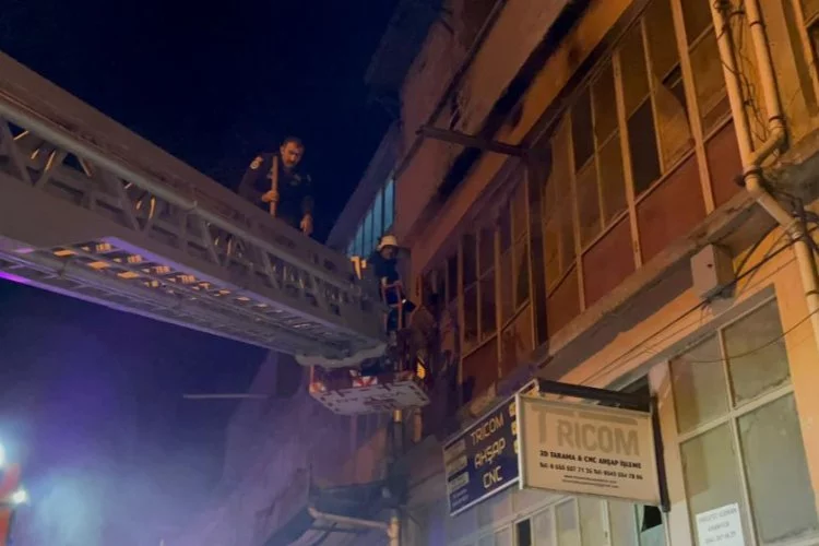 Bursa'da 3 katlı mobilya mobilya imalathanesi alev alev yandı...