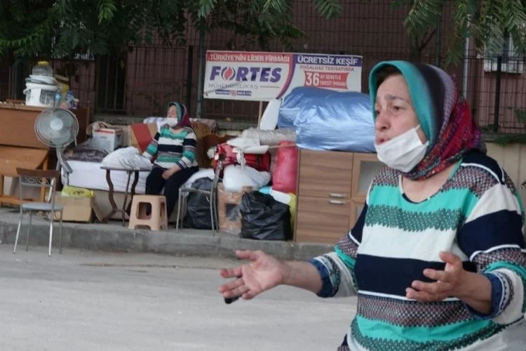 Bursa'da 69 yaşındaki yaşlı kadın, bir başına sokakta kaldı! Her satırı yürek burkuyor...