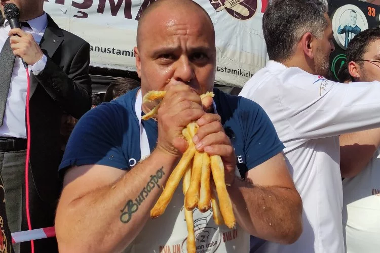 Bursa'da ağız dolusu yarışma! 10 dakikada 16 metrelik böreği yedi