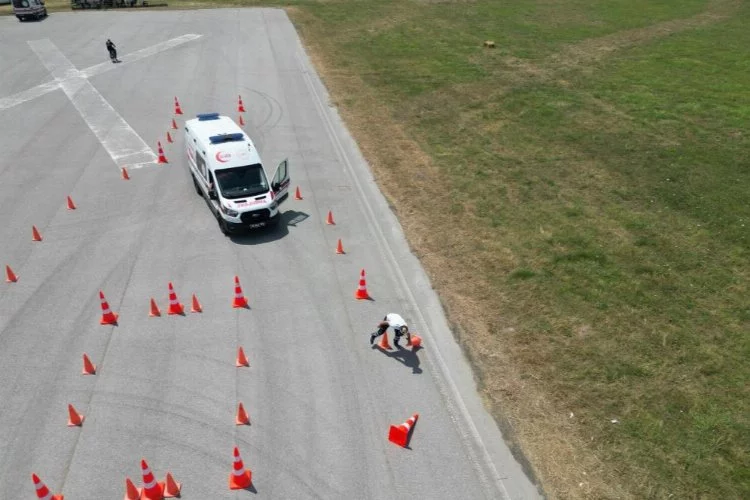 Bursa'da ambulans sürüş eğitimcilerine güvenli sürüş eğitimi verildi