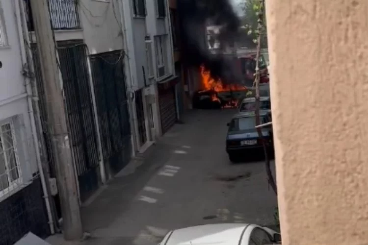 Bursa'da ara sokaktaki araç cayır cayır yandı!