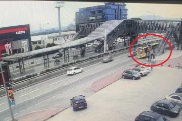 Bursa'da belediye otobüsünün bariyerlere saplandığı kaza kamerada! 4 ihtimal üzerinde duruluyor...