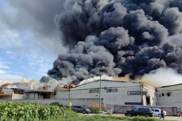 Bursa'da büyük yangın! Alevler diğer fabrikalara da sıçradı...