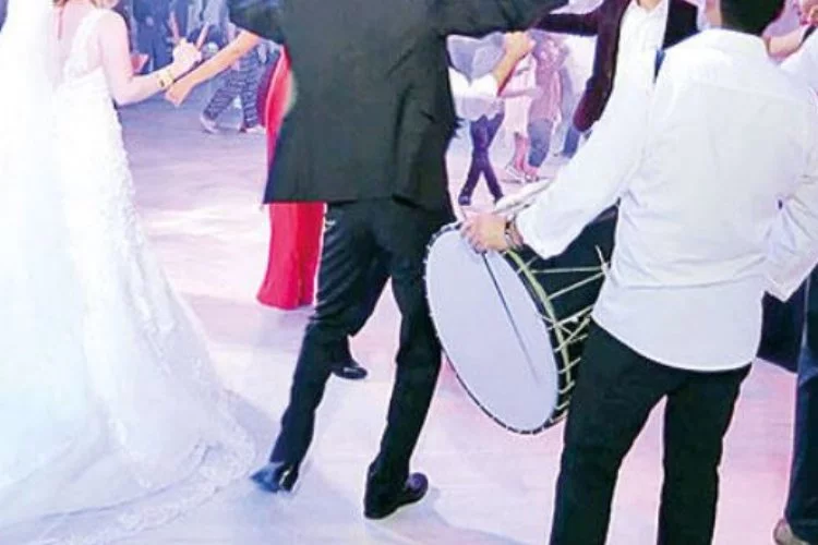 Bursa'daki düğünde ilginç görüntü! Damada takılan görenleri hayrete düşürdü!
