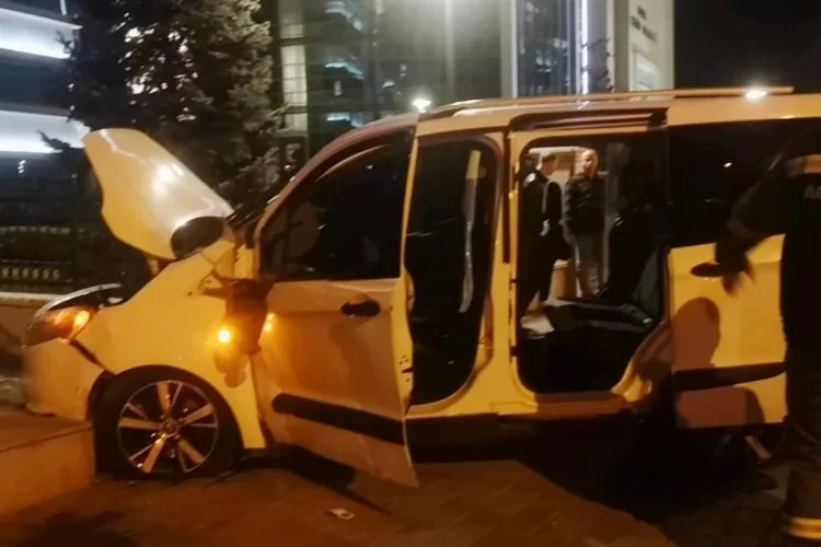 Bursa'da ehliyetsiz sürücü üst geçide daldı, araç kullanılamaz hale geldi...