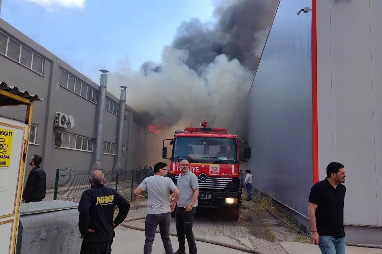 Bursa'da fabrikada büyük yangın! Kara dumanlar şehrin birçok noktasından görüldü...