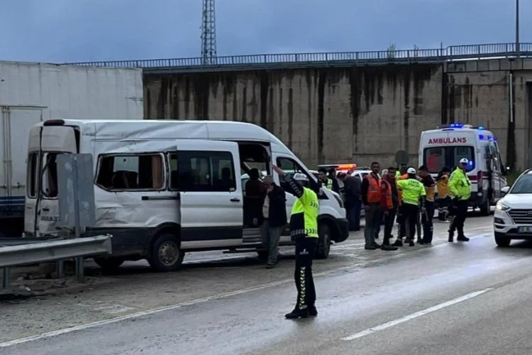 Bursa'da feci kaza! Kamyon işçi servisine çarptı: Çok sayıda yaralı!