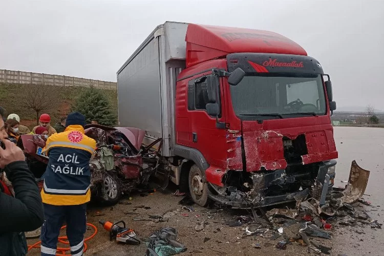 Bursa'da feci kaza! Otomobil ile kamyon çarpıştı, çok sayıda kişi hayatını kaybetti...