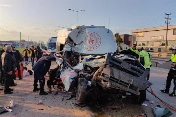 Bursa'da feci kaza! Sporcuları taşıyan minibüs kamyona çarptı! Ölü ve yaralılar var...
