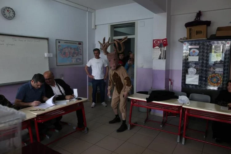 Bursa'da geyik kostümüyle oy kullanmaya gelince herkes şaşkına döndü