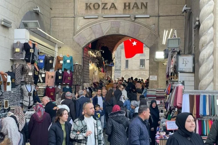 Bursa'da güzel havayı fırsat bilen vatandaşlar tarihi çarşıya akın etti
