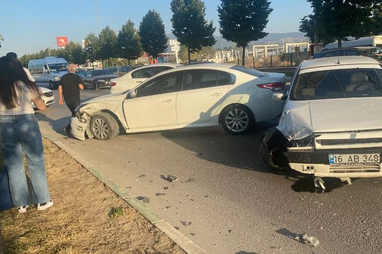Bursa'da iki araç birbirine girdi! Trafik kilit...