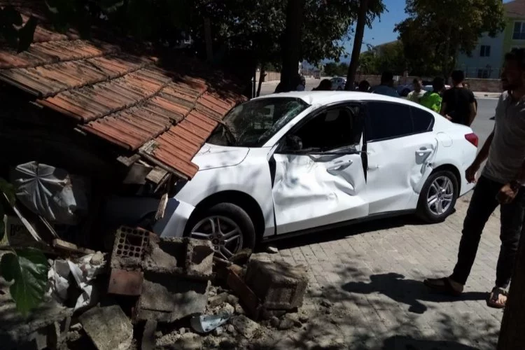 Bursa'da feci kaza! Kamyonla çarpışan araç bahçeye girdi! Evde oturan vatandaşlar...