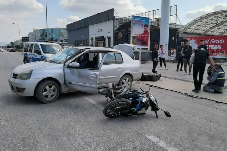 Bursa'da korkutan kaza! Motosiklet ile otomobil çarpıştı, yaralılar var...