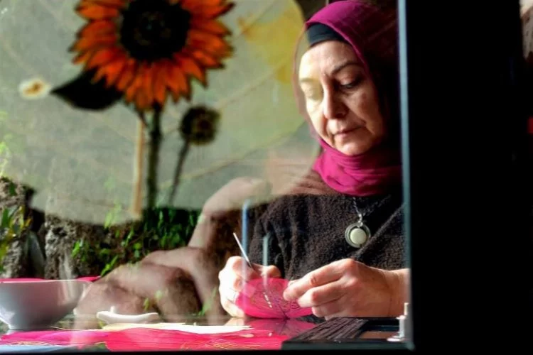 Bursa'da kurumuş yaprakları sanat eserine dönüştürüyor