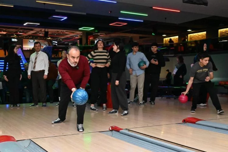 Bursa’da liseliler bowlingle stres atıyor