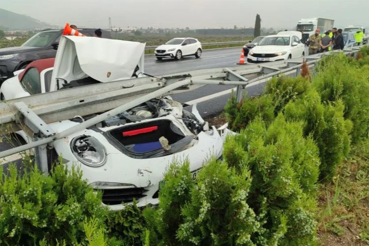 Bursa'da lüks spor araç bariyerlere saplandı! Kazaya duran araca başka bir otomobil çarptı!