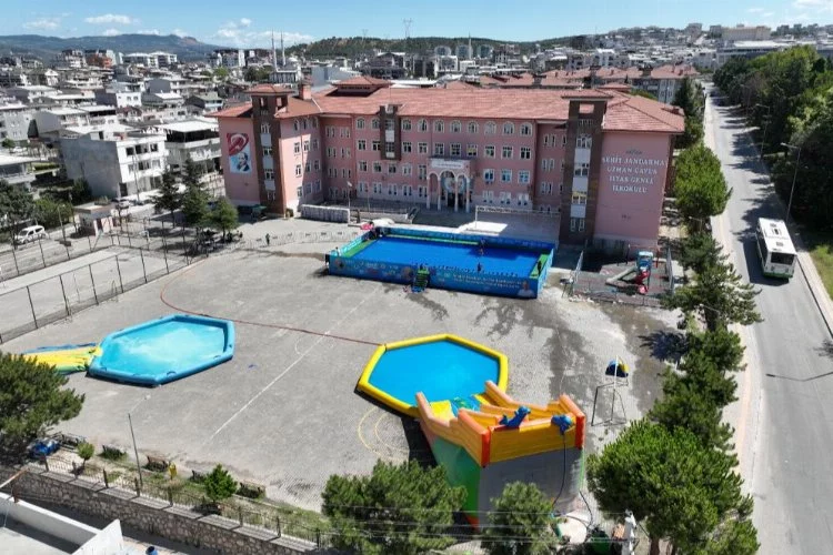 Bursa'da okul bahçeleri havuzlarla şenlendi