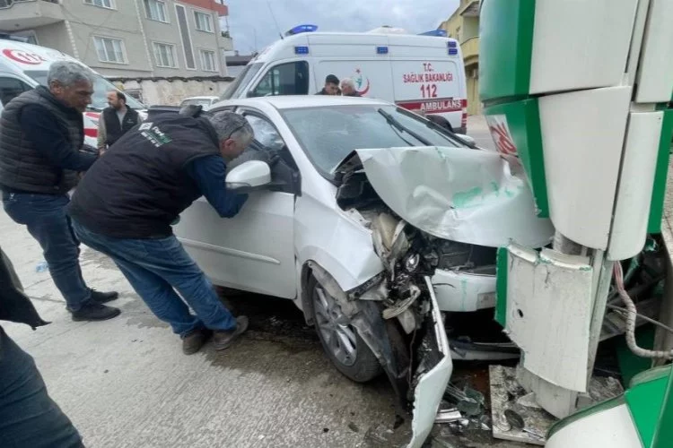 Bursa'da ortalık savaş alanına döndü! Çarpışan araçlar benzin istasyonuna savruldu...