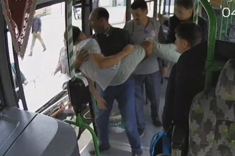 Bursa'da otobüs şoföründen alkışlanacak hareket! Fenalaşan öğrencinin hayatını kurtardı...