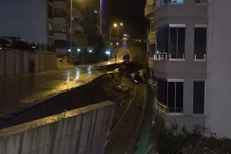 Bursa'da panik anları... İstinat duvarı çöktü! Binalar boşaltıldı...