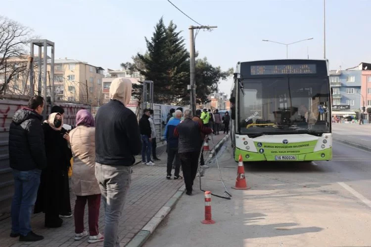 Bursa'da panik anları! Yolcu ile şoför kavgaya tutuştu, otobüs kontrolden çıktı! Aşağı düşenler var...