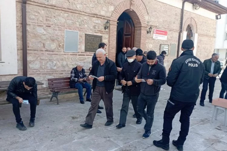 Bursa'da polis, namaz sonrası broşür dağıttı