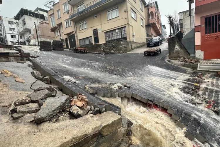 Bursa'da şiddetli yağış hayatı felç etti! Yollar dereye döndü, bazı evleri su bastı...