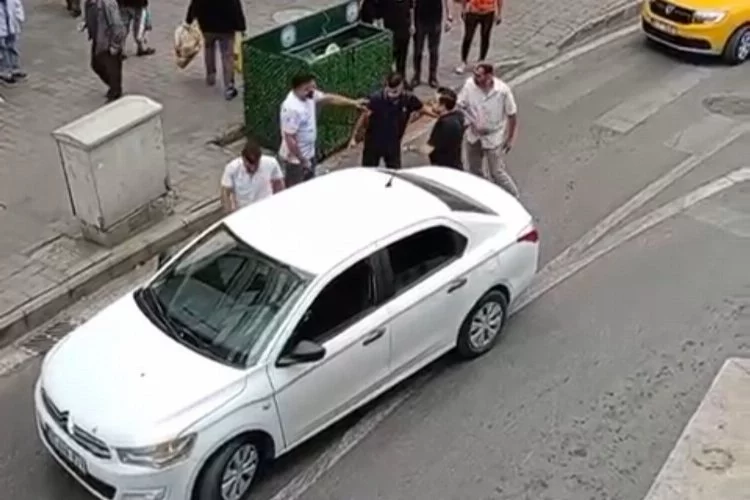 Bursa'da sürücüler yol ortasında birbirine girdi! Nedenini tahmin etmek zor değil...