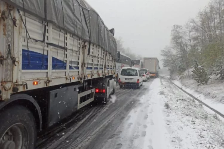 Bursa'da sürücülerin kar çilesi! Araçlar mahsur kaldı...