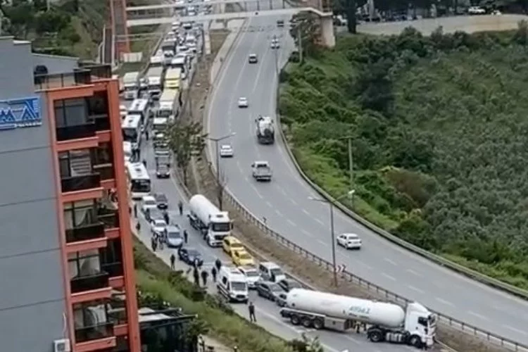 Bursa'da trafiği kilitleyen kaza! Araç kuyruğunun ucu bucağı yok...