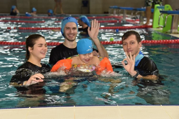 Bursa'da üniversite öğrencilerinden engellilere yüzme kursu