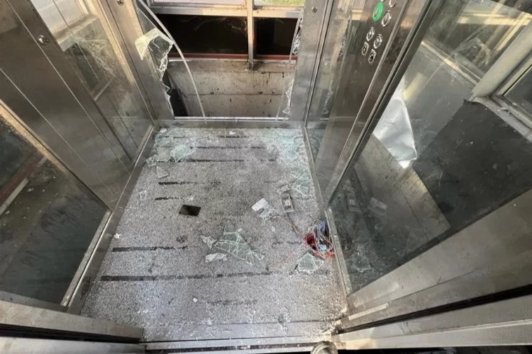 Yazıklar olsun! Bursa'da vandallar üstgeçit asansörlerini paramparça etti!