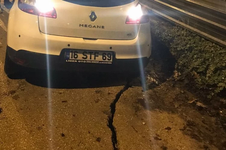 Bursa'da yağış sonrası yol çöktü!