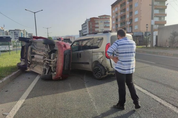Bursa'da iki aracın 'yol' inadı acı bitti! Yaralılar var...
