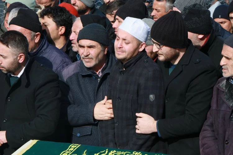 Bursa'daki feci kazada ölenler toprağa verildi! Yakınlarını kaybeden imam güçlükle ayakta durdu