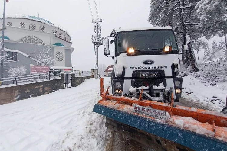 Bursa'nın 63 mahallesinde kar mesaisi sürüyor