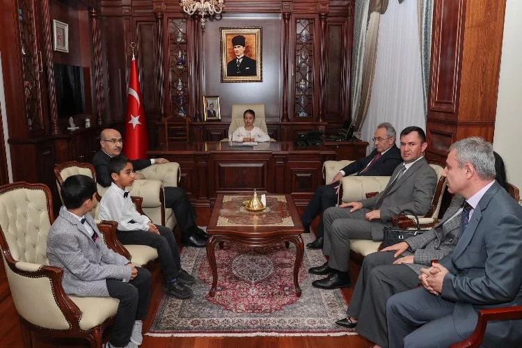 Bursa'nın çocuk valisi makamına oturdu!