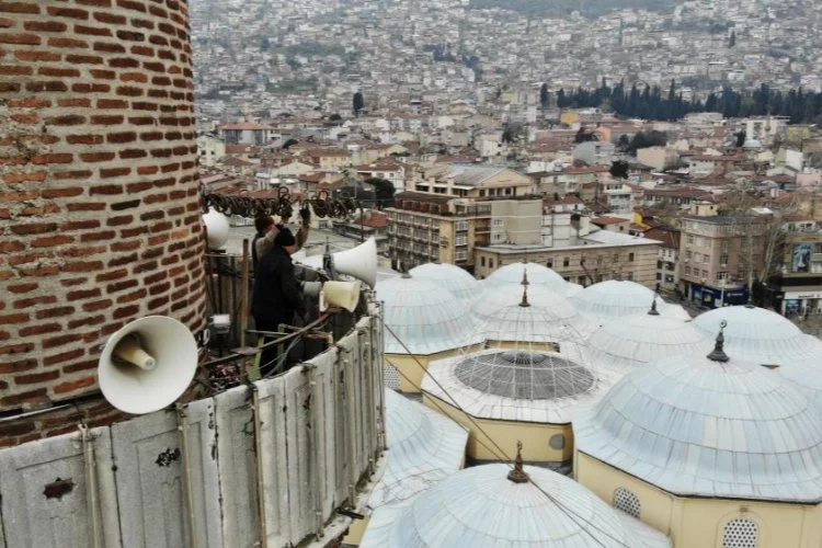 Bursa'nın tarihi camisine Ramazan mahyası asıldı! İşte bu seneki mesaj...