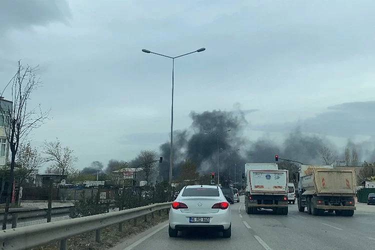 Bursa'yı kara dumanalar kapladı! Geri dönüşüm deposunda büyük yangın...