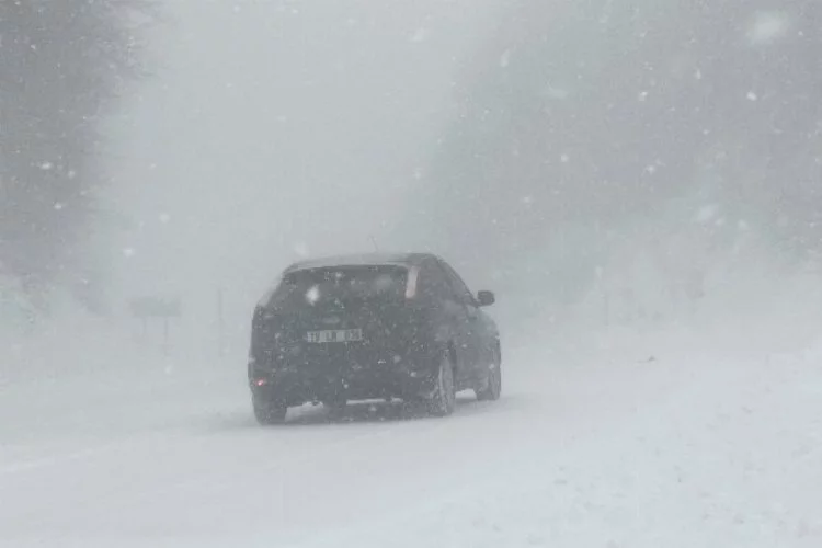 Bursa yolu yoğun kar yağışı nedeniyle trafiğe kapatıldı!